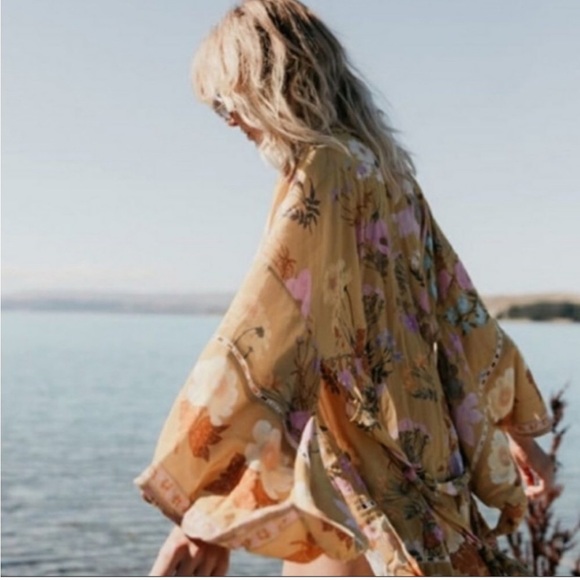 ☀️ RESTOCK ALERT ☀️ Boutique Wild Bloom Vintage Style Floral Kimono - Picture 6 of 6